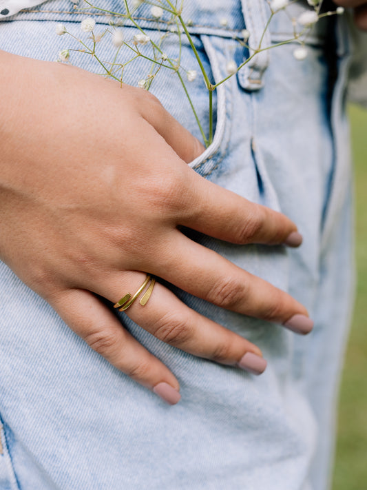 Wrapped Hug Brass Ring (Anti Tarnish)