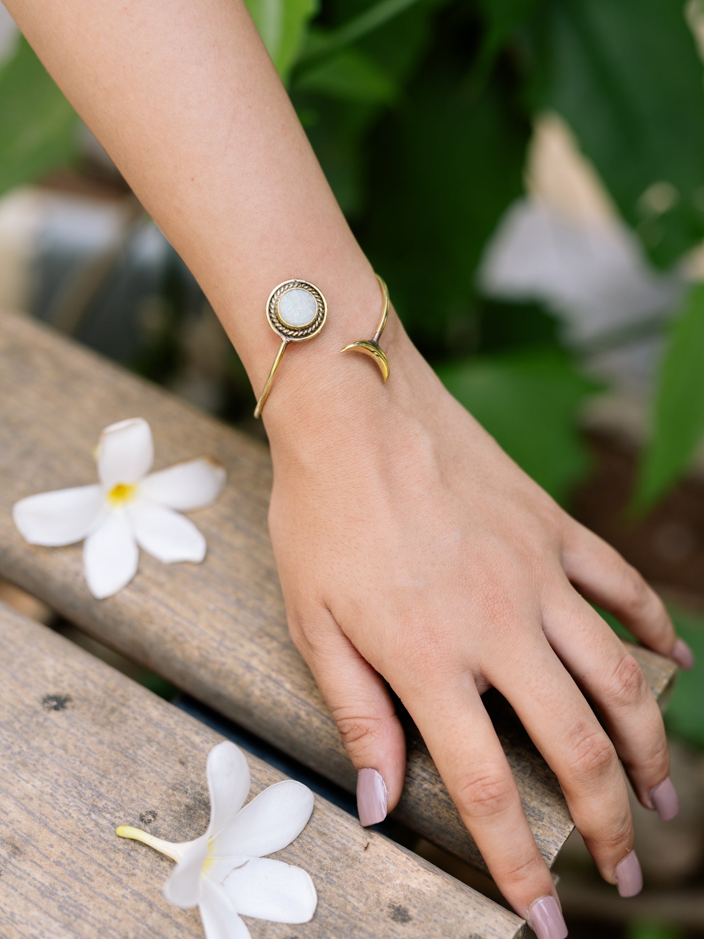 White Druzzy Stone Brass Adjustable Bracelet (Anti Tarnish)