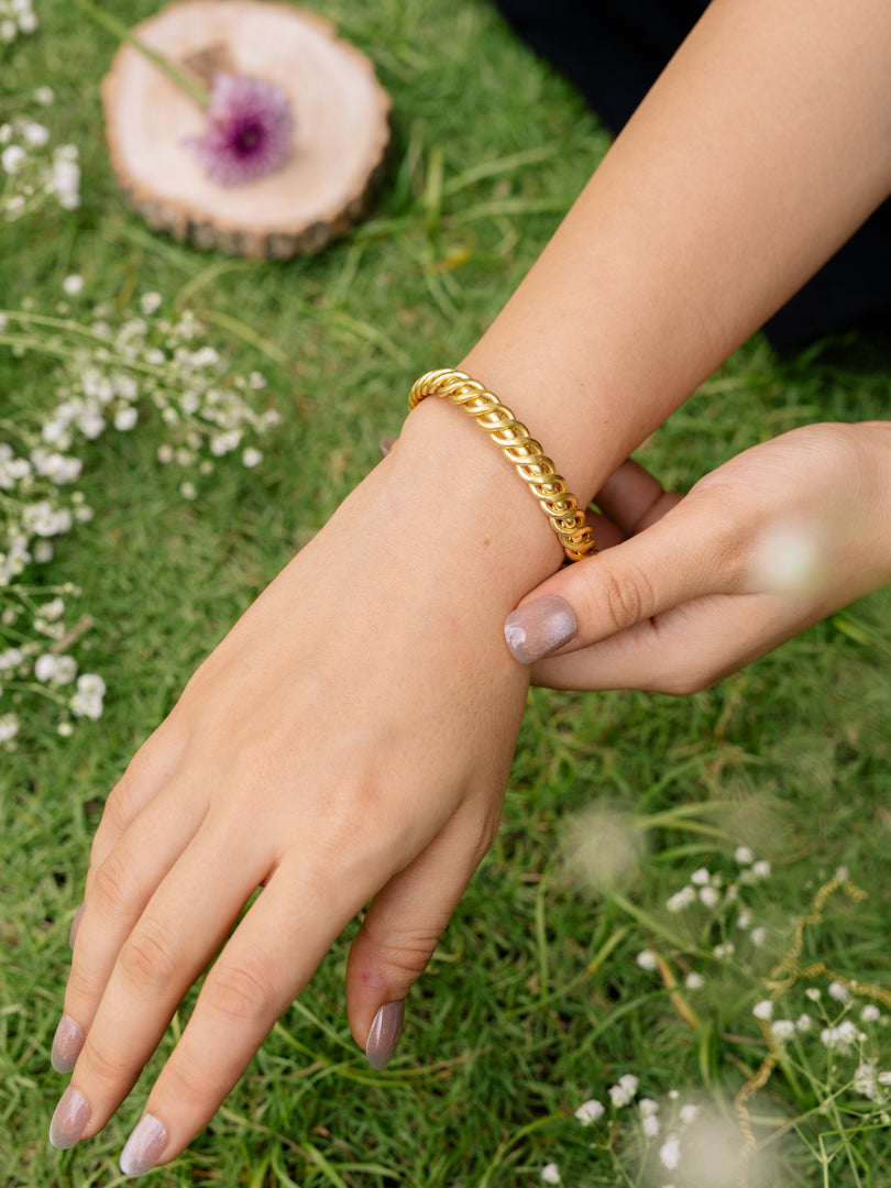 Vera Link Brass Adjustable Bracelet (Anti Tarnish)