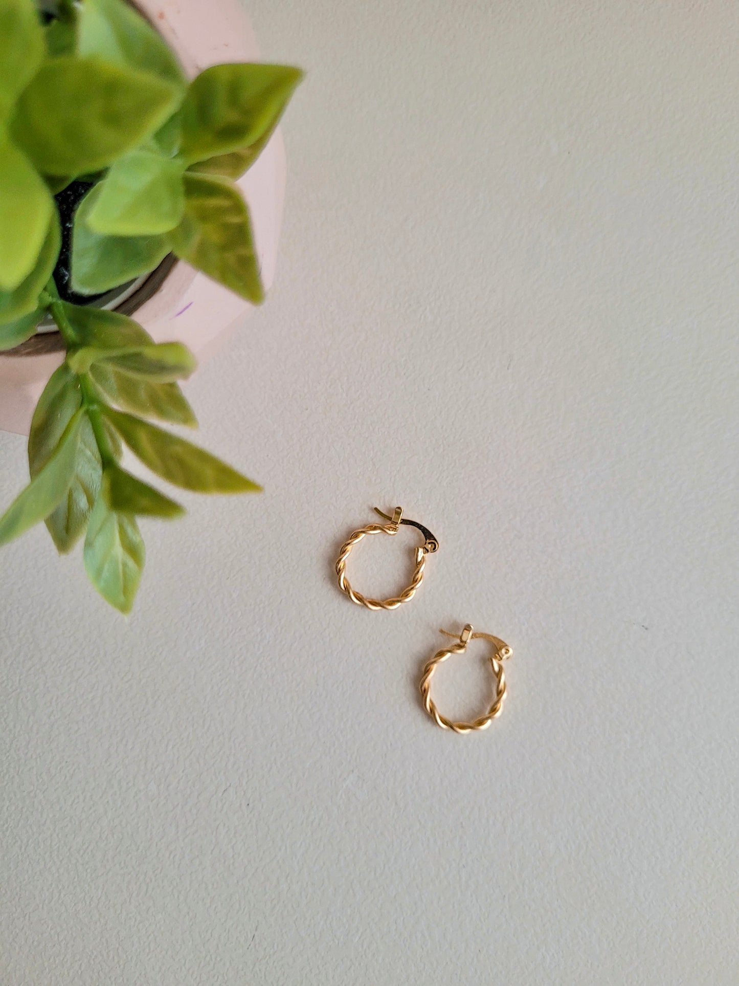 Dainty Huggies - Lili-Origin