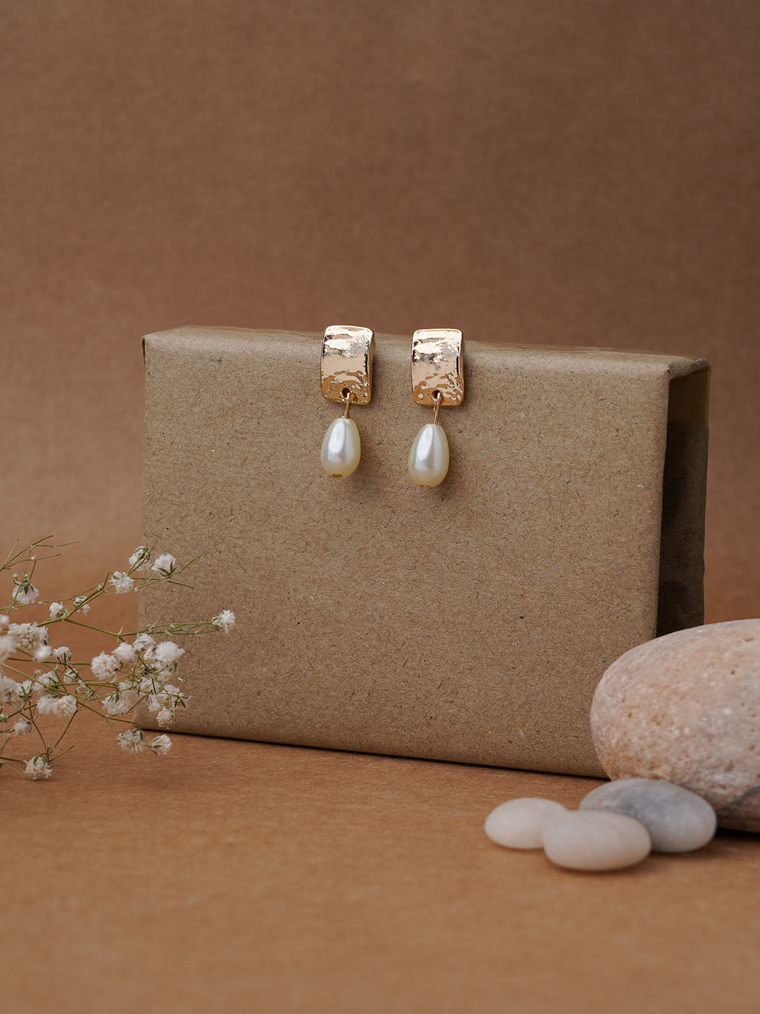 Capturing pearl earrings in rose gold finish -