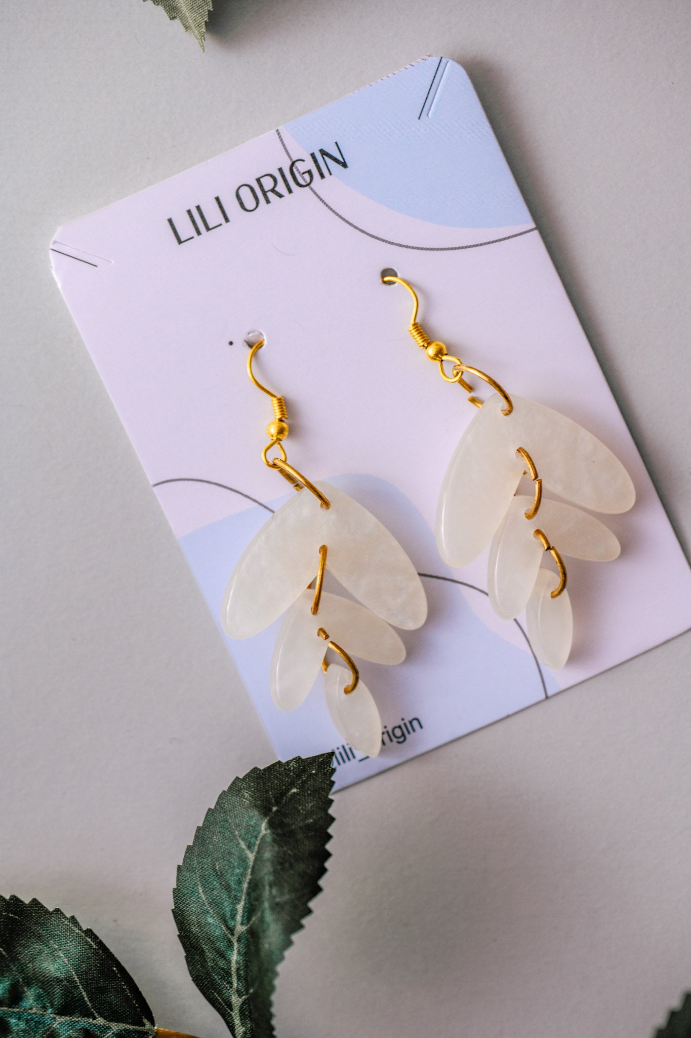 White Leaf Resin Earring - Lili-Origin