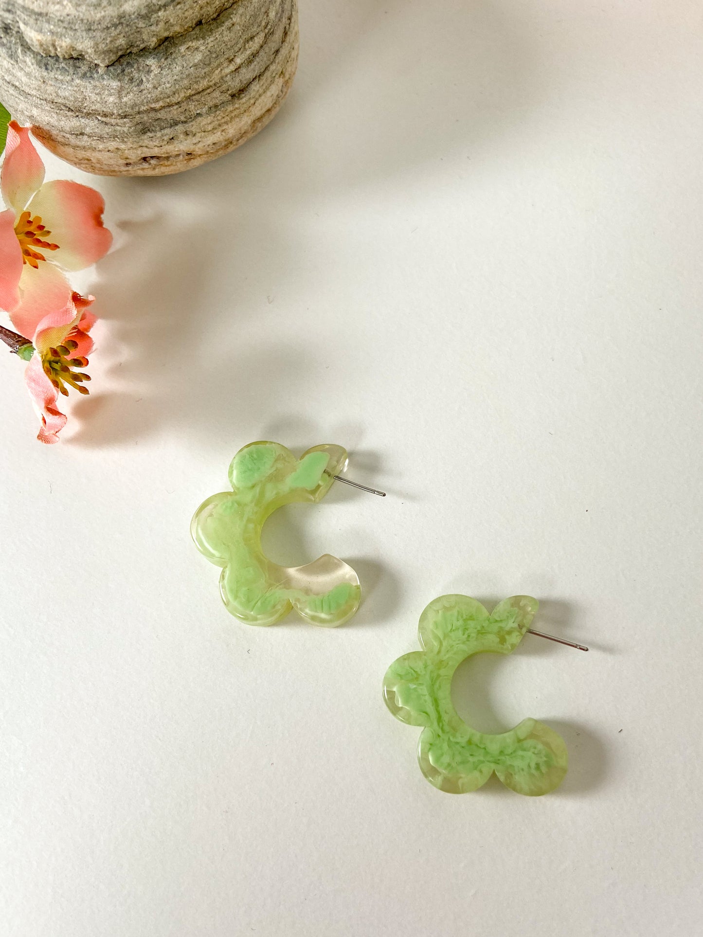 Green C resin earring - Lili-Origin