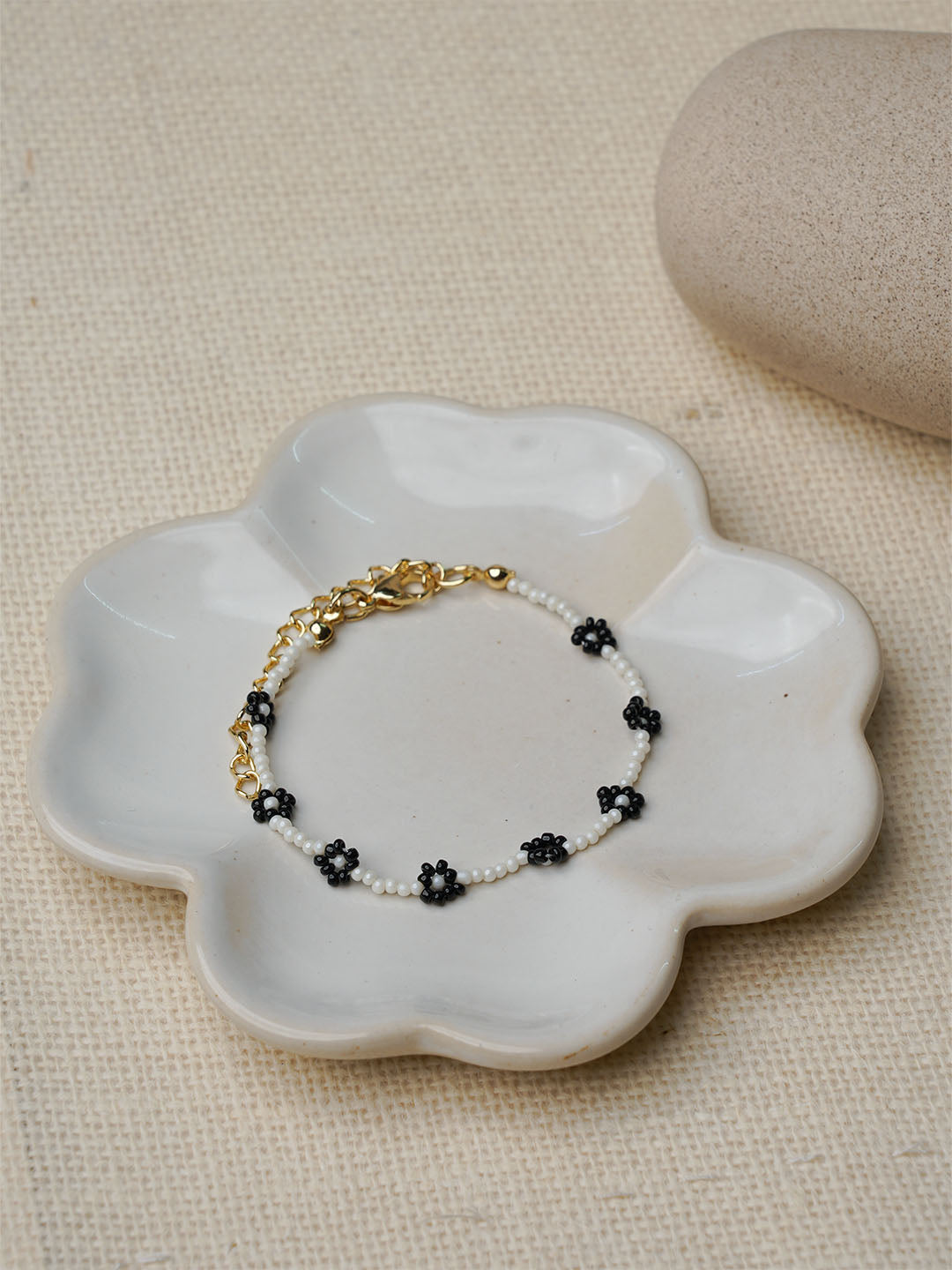Flower black and white beaded bracelet